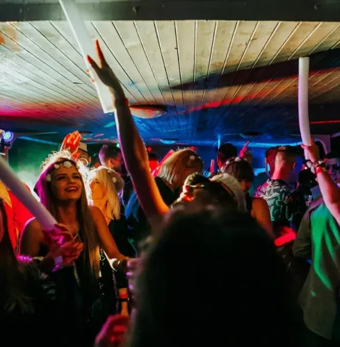 Krakow ÖPPEN BAR PARTYBÅT + KLUBBING