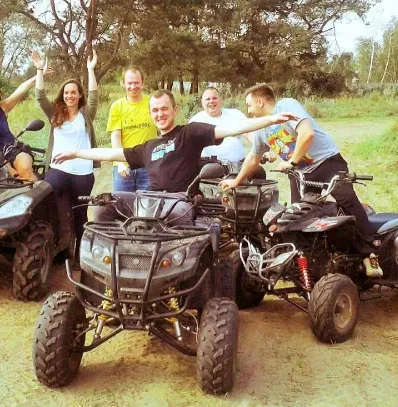 Prag När det kommer till ATV-körning under svensexan, är det en perfekt aktivitet för att få adrenalinet att pumpa! Man tar med sina kompisar och kör på snabba fyrhjulingar genom terrängen. Alla kan vara med, oavsett erfarenhet, och det blir garanterat en rolig och minnesvärd upplevelse för ungkarlen. Se till att boka en guidad tur för att få ut det mesta av dagen!